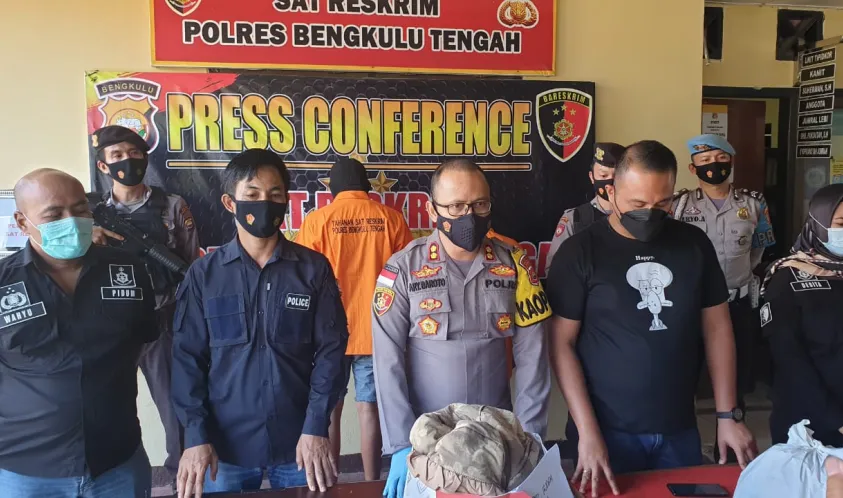 Konferensi Pers Tersangka