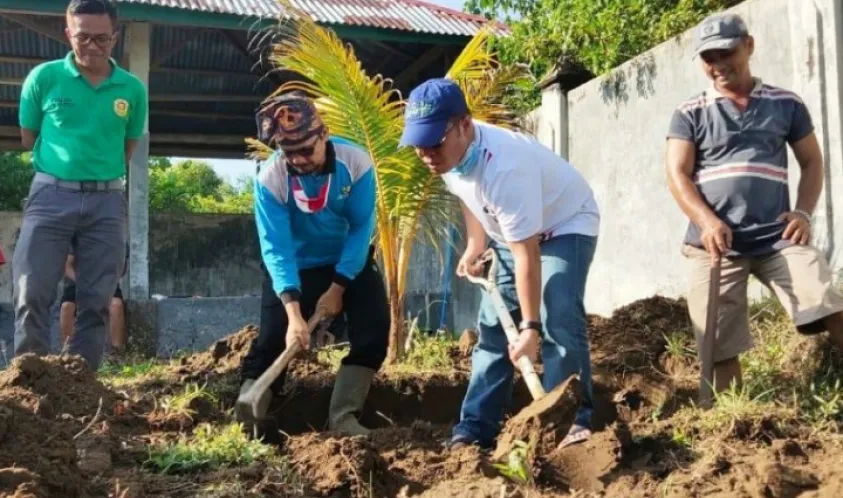 Bersama Forum Peduli Lingkungan, Bupati Mukomuko Ikut Gotong Royong Bersihkan TPU