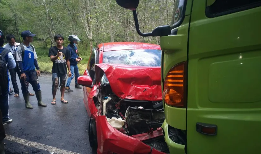 Ditabrak Fuso, Brio Ringsek