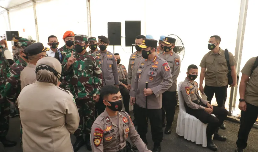 Panglima TNI Dan Kapolri Tinjau Langsung Pelaksanaan Vaksinasi Prajurit TNI-Polri Di Polda Kepri