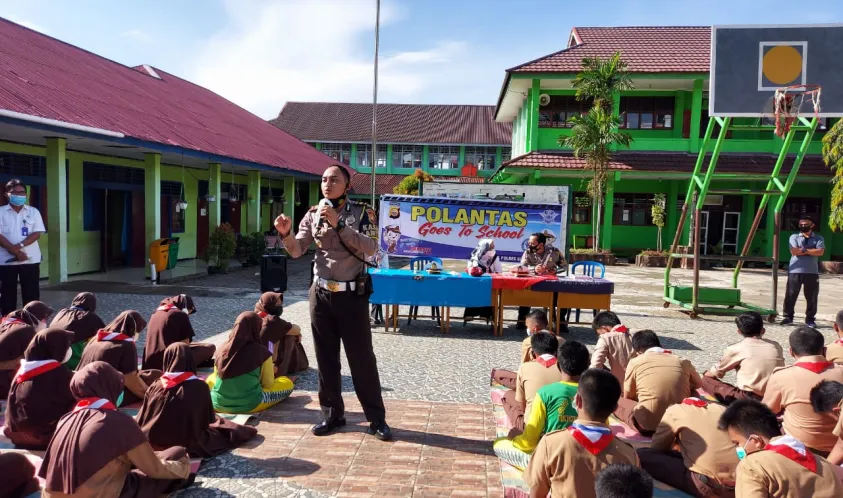 Sosialisasi di SMPN 3, Polres BS Sampaikan Materi Tertib Lantas dan Patuh Prokes