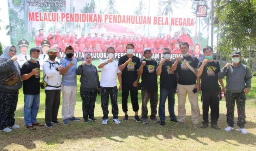 Kesbangpol Bengkulu Tengah menggelar acara Bela Negara demi meningkatkan rasa tanggung jawab atas Negara Republik Indonesia acara tersebut dibuka langsung oleh Bupati Bengkulu Tengah (Benteng) Dr. H. Ferry Ramli, SH.,MH yang bertempat di Wahana Surya Kecamatan Pondok Kelapa Rabu (24/2).  Kepala Badan Kesbangpol Bengkulu Tengah Eka Nurmeini,S.Pd.,M.Si mengatakan kegiatan bela negara ini adalah untuk mewujudkan dalam perbedaan menuju NKRI. Sehingga kegiatan ini dikemas dalam kegiatan outbound dimana nantinya 