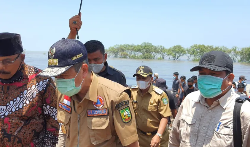 Peletakan Batu Pemecah Gelombang Di Kabupaten Bengkalis Dihadiri Oleh Gubernur Riau Beserta Kepala Dinas LHK Provinsi Riau 