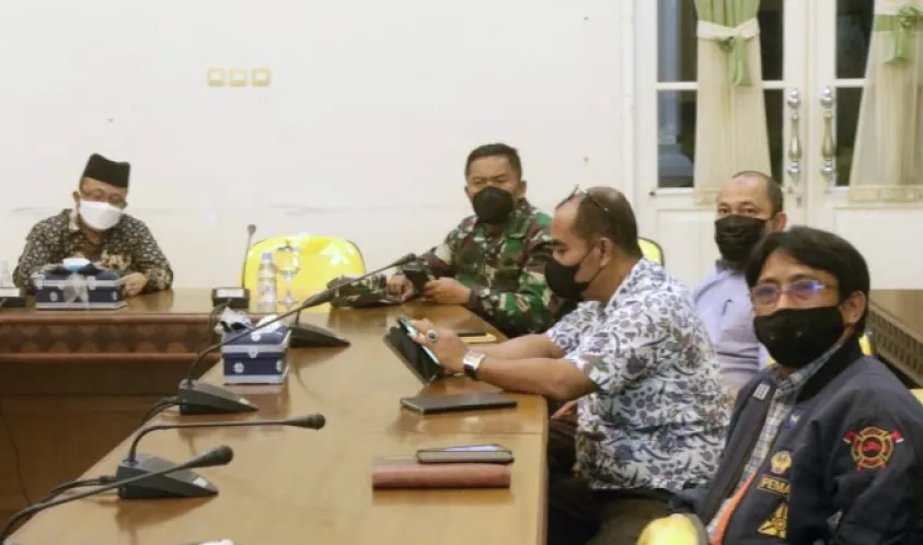 Bersama Ketua KPC-PEN, Sekda Arfan Usman Ikuti Rakev Virtual Perkembangan Pelaksanaan PPKM Mikro