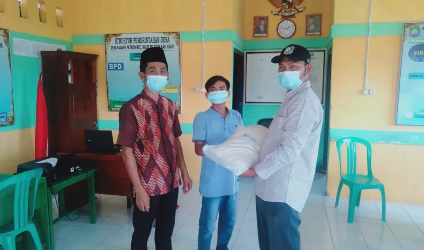 Desa Padang Petron Bagikan Beras Dinsos kepada terdampak PPKM