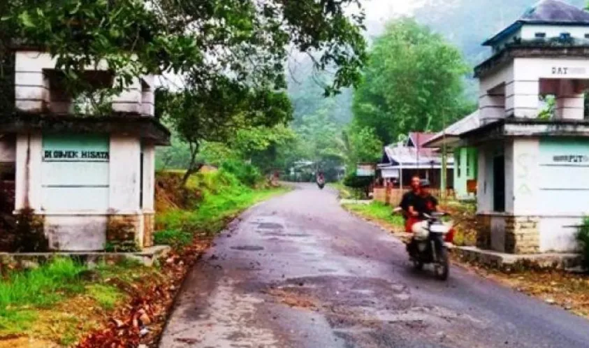Anggota DPRD Kabupaten Lebong Himbau Masyarakat Tidak Mudah Terpedaya Terkait Kondisi Jalan Rusak