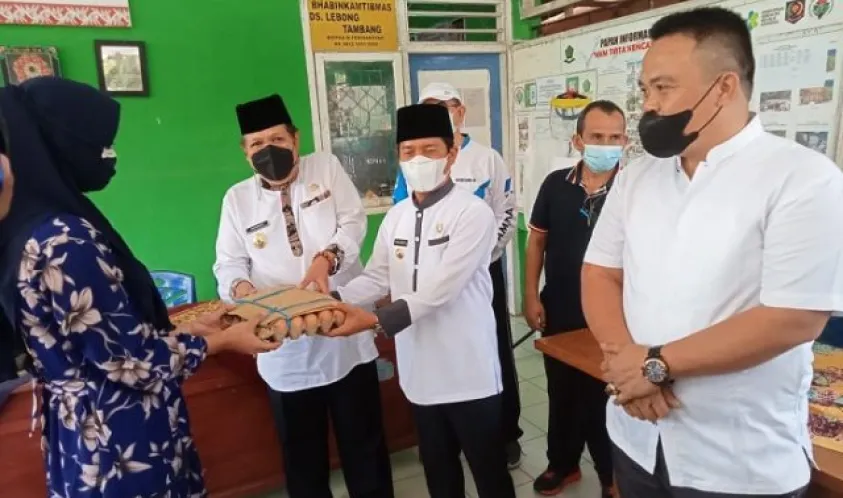Bupati Lebong Salurkan Bansos dan Jadup Kepada Warga Isoman